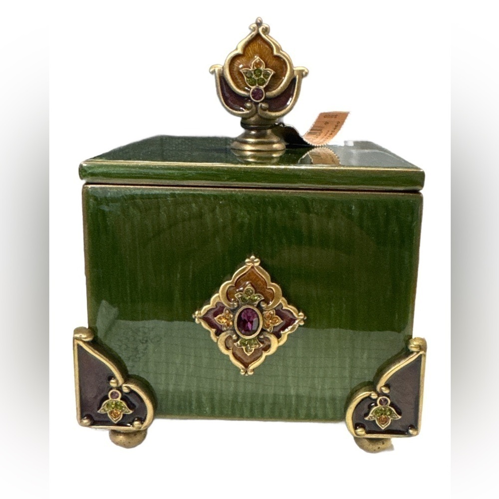 JAY STRONGEATER STATIONERY SQUARE MEDALLION BOX. “CHRISTINA” JEWELRY COLOR
5069